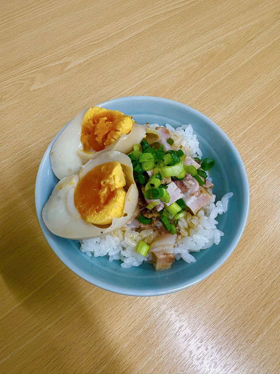 stapan888's tweet photo. おはようございます🌞
本日通常営業朝4時55分OPEN〜13時15分ラストオーダーです！！
リニューアル後は酒類はビールに＋角ハイボールとハイリキを増やしてつまみ盛りとねぎ焼豚の皿メニューも追加する予定です。
ご飯ものも増えます😘 https://t.co/UKDbPLHCCd
