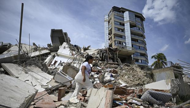 forumabierto's tweet photo. El balance oficial de los dos devastadores terremotos registrados en Venezuela ha aumentado a al menos 188 muertos, 1.520 heridos y aproximadamente 200 personas atrapadas entre los escombros.  La cifra fue confirmada por el presidente de la Asamblea Nacional, Jorge Rodríguez.

Se contabilizan al menos 2.927 familias afectadas de forma directa. 

Alrededor de 250 edificios han sufrido daños graves o destrucción total, principalmente en el estado de La Guaira (declarado zona de desastre) y en sectores de Caracas.

También se informa que extensas zonas de Caracas y el litoral central se encuentran sin servicio eléctrico, telefonía móvil ni internet. Mientras el Aeropuerto Internacional de Maiquetía permanece cerrado por daños estructurales, afectando los vuelos comerciales nacionales e internacionales. 

La ayuda internacional de  países como Estados Unidos, España, Italia, Suiza y los Países Bajos, República Dominicana, entre otros más, ya han anunciado el despliegue de equipos especializados de rescate, perros de búsqueda y toneladas de material humanitario. 

(c) Agencias