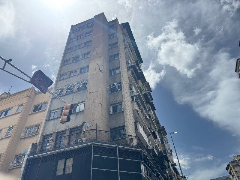 eldiario's tweet photo. #25Jun | Así se encuentra la fachada exterior del edificio Aconcagua, ubicado en la avenida Fuerzas Armadas (Caracas), tras los terremotos registrados el miércoles. https://t.co/r6TrpvWMfR