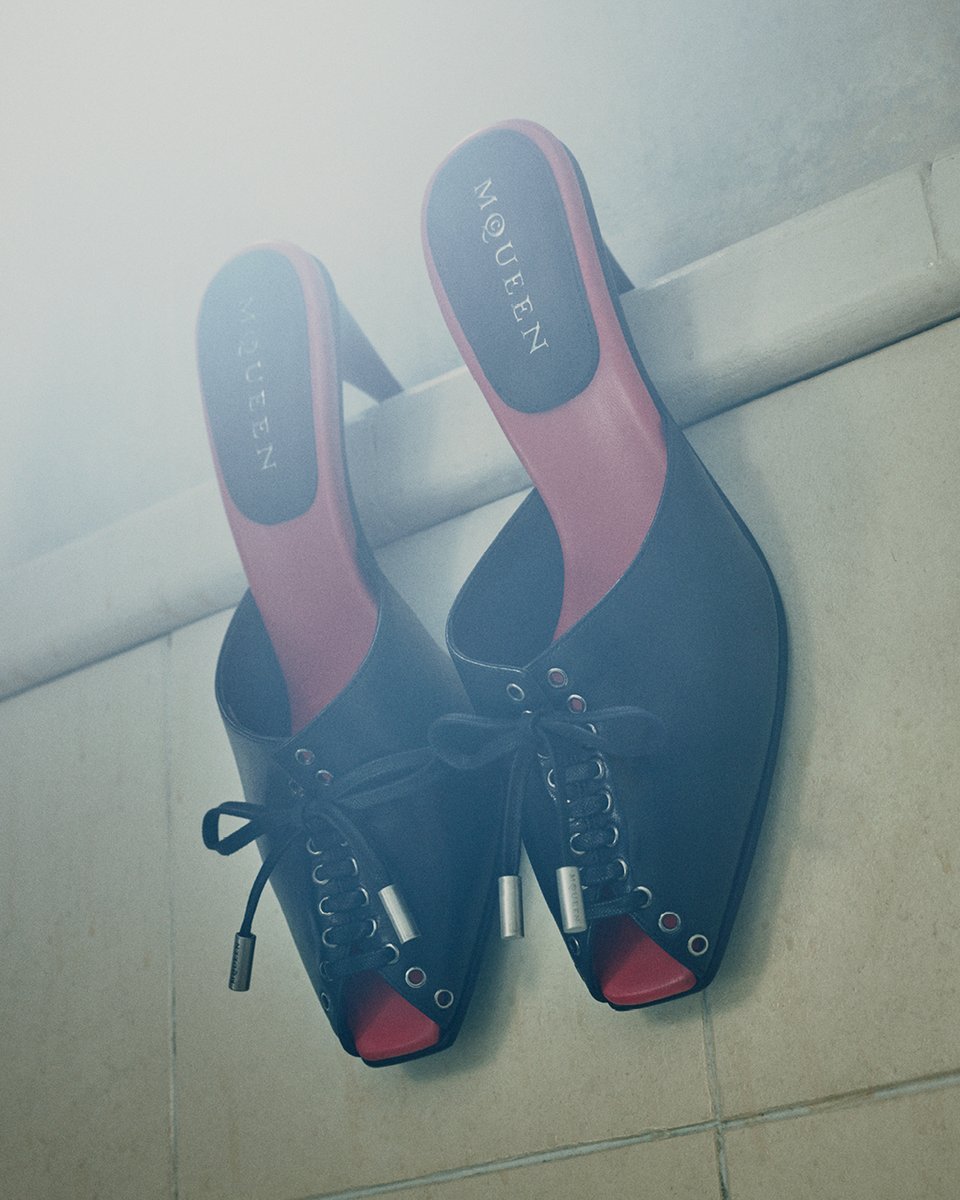 McQueen's tweet photo. McQueen Autumn Winter 2026 Pre-collection – the Lexie mule. An evolution of the iconic McQueen Horn Heel.

Discover more: https://t.co/9oW6QERbyM 

Photographer: Julien Martinez Leclerc 
Art Director: SJ Todd 
Styling: Camille Bidault-Waddington 
Hair: Anthony Turner 
Makeup: Daniel Sallstrom 
Nails: Ama Quashie 
Set Designer: Alice Kirkpatrick 
Production: Farago Projects 
DOP: Victor de Halleux
Music: Caged Animal by LA Timpa