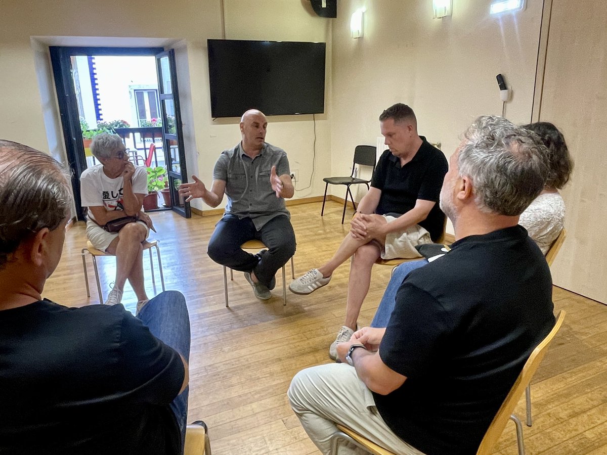 psoegijon's tweet photo. 🏘️ Estamos ante la mayor crisis de acceso a la #vivienda 

🗣️ Hoy nos reunimos con las asociaciones vecinales de La Arena y @avvcimavilla los dos barrios declarados como zonas tensionadas, para hablar de este problema.

Nuestras propuestas:

✅ Consideramos insuficiente limitar las zonas tensionadas a dos barrios y pedimos que se extienda la declaración a toda la ciudad.

✅ Exigimos que el gobierno de Carmen Moriyón modifique el PGO para evitar que se sigan concediendo licencias de pisos turísticos.