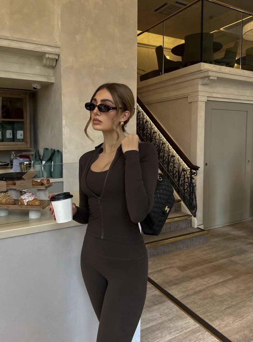 Diorgirlx's tweet photo. brown gym outfits https://t.co/rBSanhfjwf