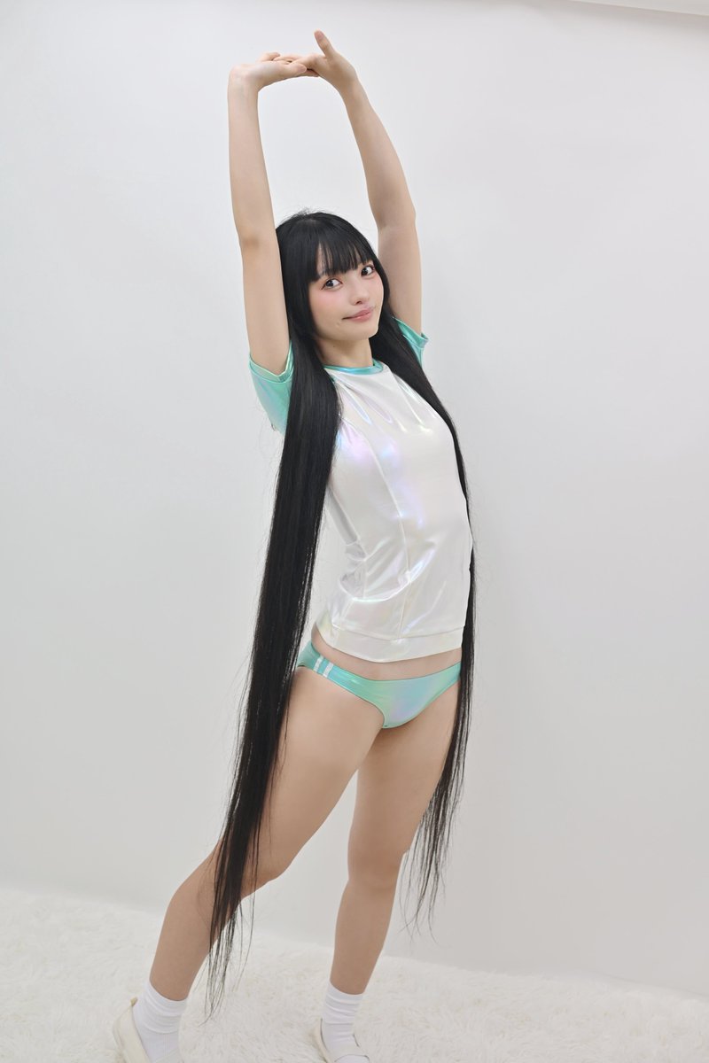 tubasa_cosplay's tweet photo. おはよう☀️ 朝の伸び〜！
ミントグリーンのテカテカブルマ💚✨

#スーパーロングヘア #superlonghair 
#ブルマ 📸 @804095k____ https://t.co/xdbSBQTHYE