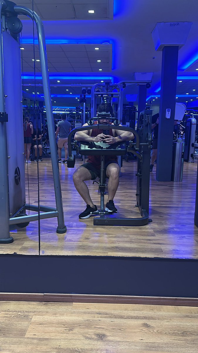 pedruccino's tweet photo. Eu dando o zoom numa rolona no x e quando vejo um personal atrás de mim perguntando se faltava muito pra terminar o exercício kkkkk https://t.co/PkcKVhcYf2