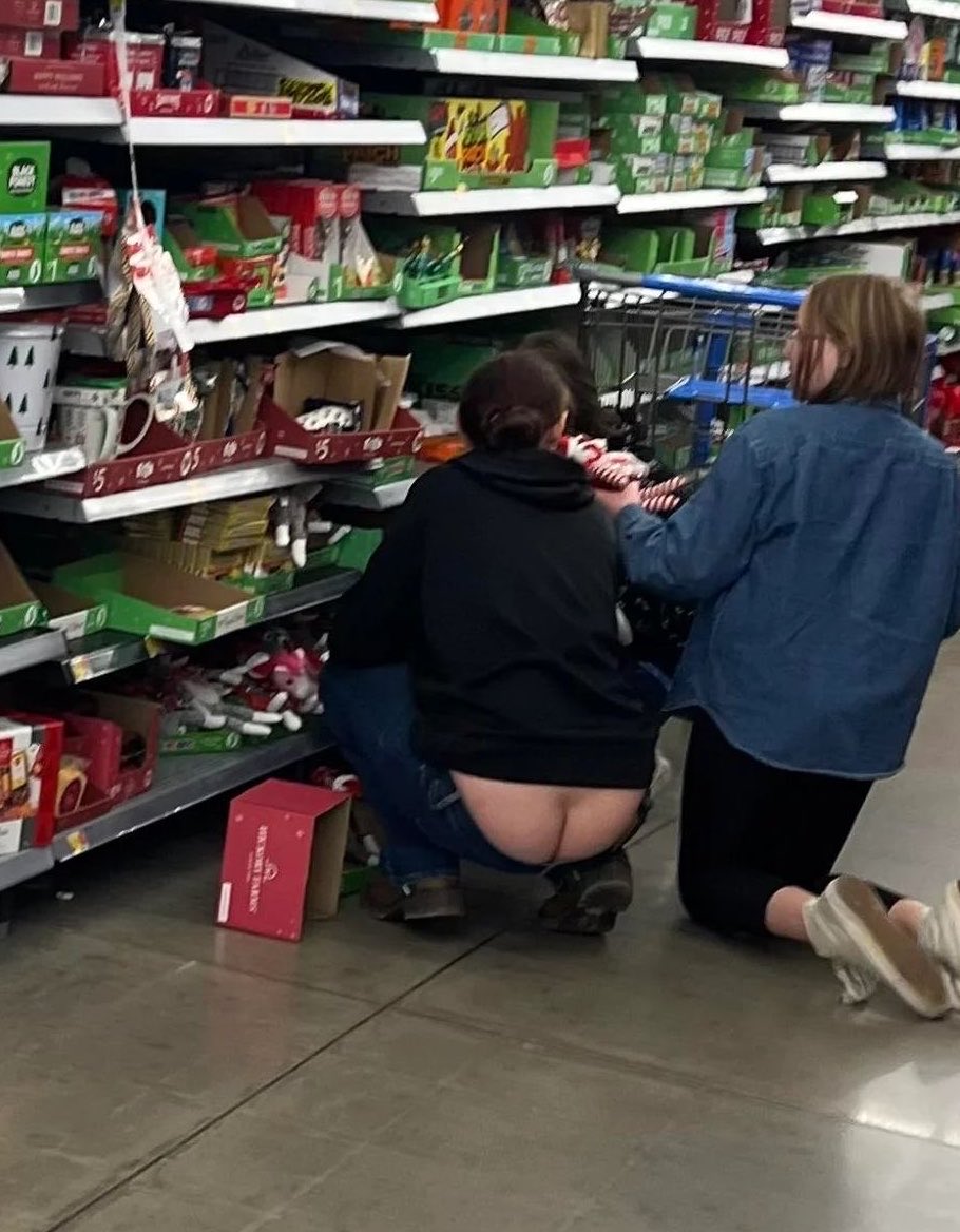 bizareahhposts's tweet photo. Lady shopping bends down in her tight jeans, spilling out her entire buttcrack 🤤

#腰パンチラ #腰パン #buttcrack  #asscrack #pantsdown #crackkills https://t.co/P6lDKVfXUo