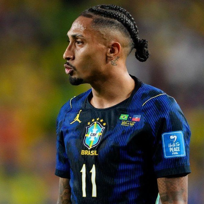BarcaUniversal's tweet photo. 🚨 BREAKING:  This is why some reports in Brazil were claiming that Raphinha is facing financial problems:

- Raphinha’s father kept 80% of the player’s rights and career earnings, without the player knowing

- Raphinha reportedly found out when he tried to buy a mansion with his wife and realized he did not have the funds he believed he had

— @euleodias