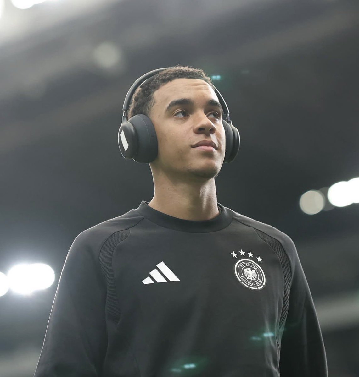 Indie5051's tweet photo. La FIFA tapó el logo de los audífonos que usaba el jugador alemán Jamal Musiala.

La marca aprovechó el momento, cambió su foto de perfil por el logo cubierto con cinta y convirtió la restricción en una campaña mundial. https://t.co/fwnpTxoYrP