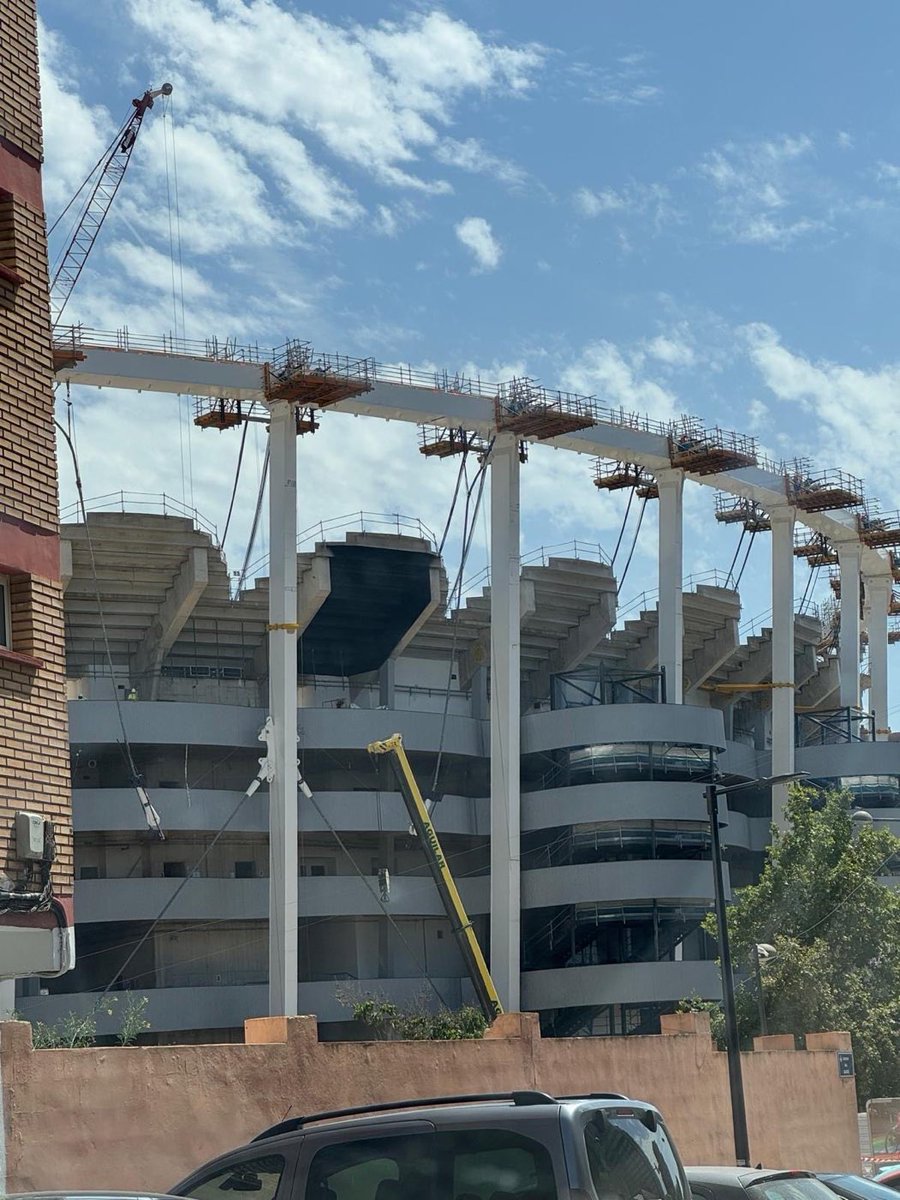 Corner_Che's tweet photo. ➡️ Parece que están pintando los pétalos del Nou Mestalla.

📸 @diewolf_19 https://t.co/NmLhrb1PQJ