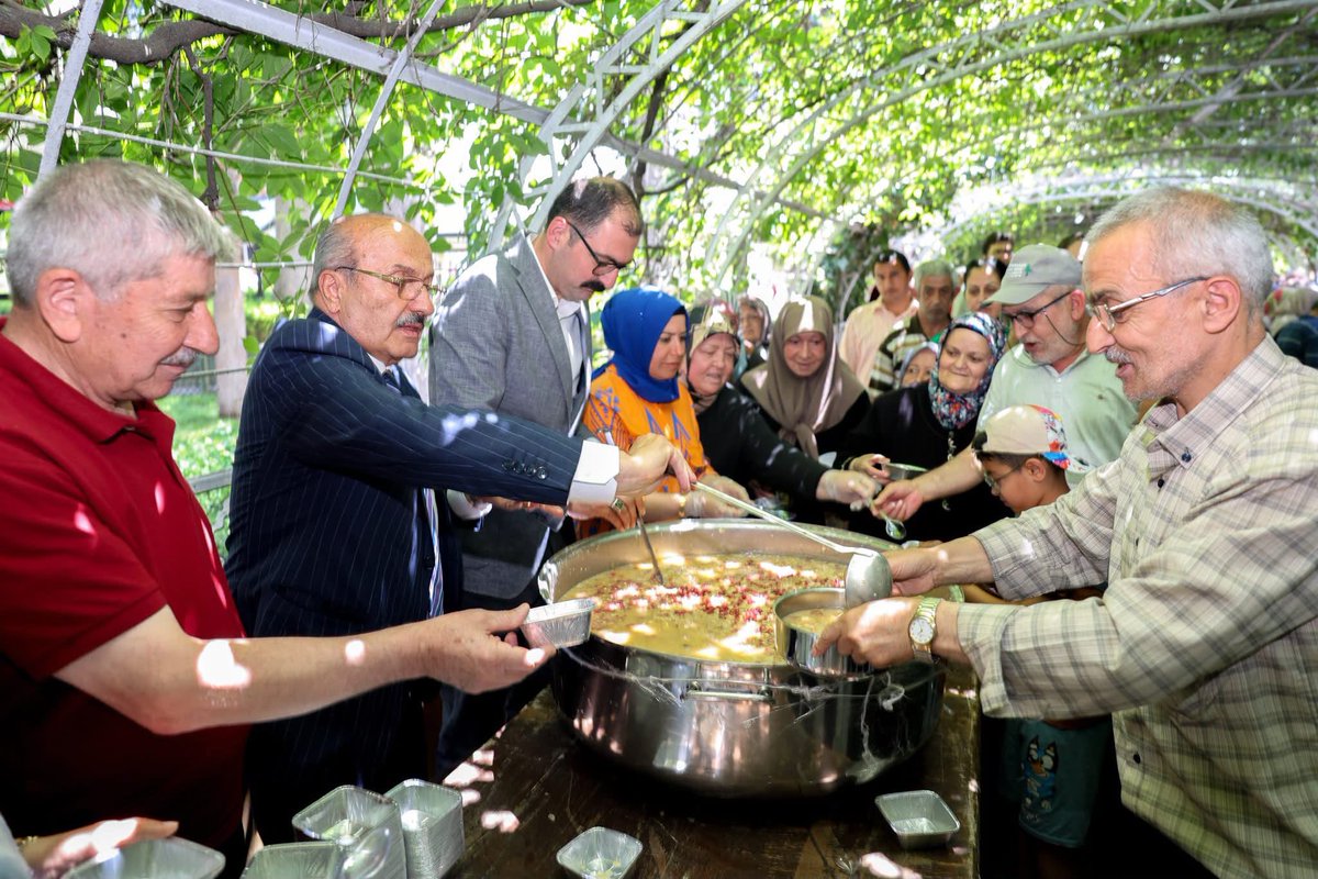 TC_Taskopru37's tweet photo. 📍Cumhuriyet Meydanı

Muharrem Ayı’nın Bereketi Paylaşıldı

Kaymakamımız Sayın Abdullah Demirdağ, Belediye Başkanı Sayın Hüseyin Arslan ile birlikte Taşköprü Belediyesi tarafından düzenlenen aşure programına katıldı.

Vatandaşlarımızla bir araya gelinen programda, Muharrem ayının manevi iklimi içerisinde birlik, beraberlik ve paylaşmanın güzel örnekleri yaşandı.

Rabbim birlik ve beraberliğimizi daim eylesin.
