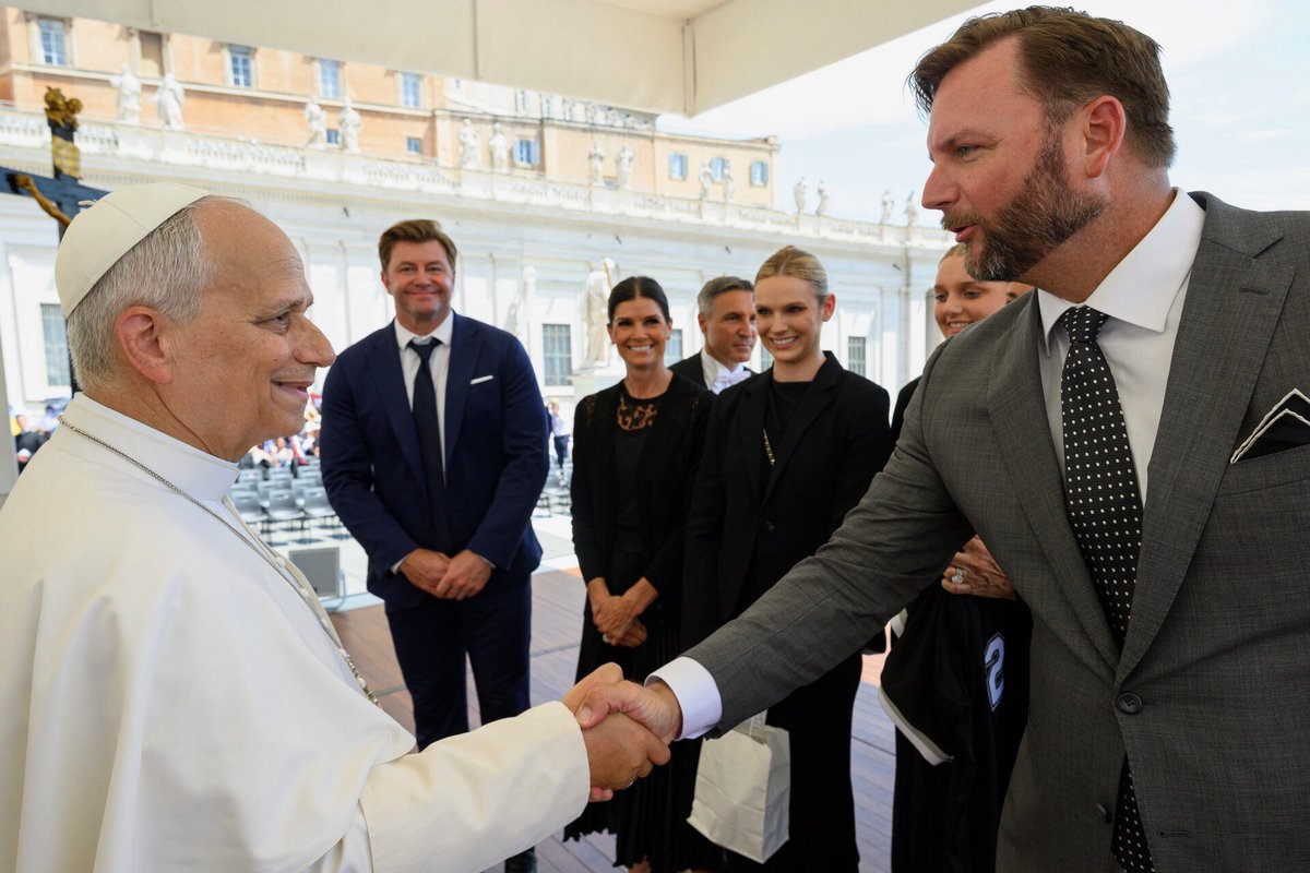 ajpierzynski12's tweet photo. An incredible honor to meet @Pontifex and give him the ball that was the last out in Game 1 of the 2005 World Series.  @whitesox https://t.co/81aT5UTOSs