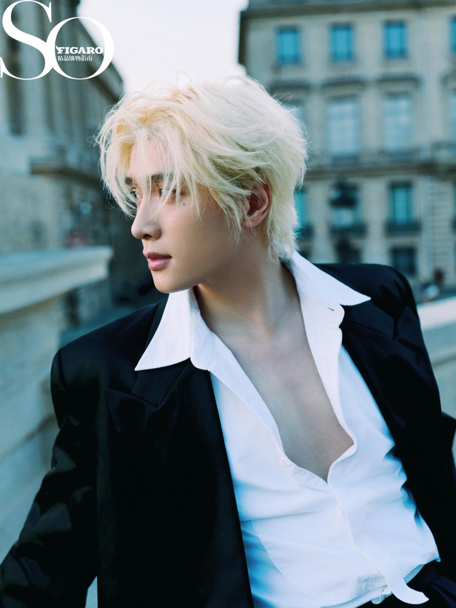 moonologystudio's tweet photo. Good lord 🥵🔥 Paris is having a heatwave and Baba decided to make it worse. Phew... this man is dangerous 😭🫶🏻

#ZhanXuan #展轩
#ZhanXuanPFW27 https://t.co/wTnukkkhM2
