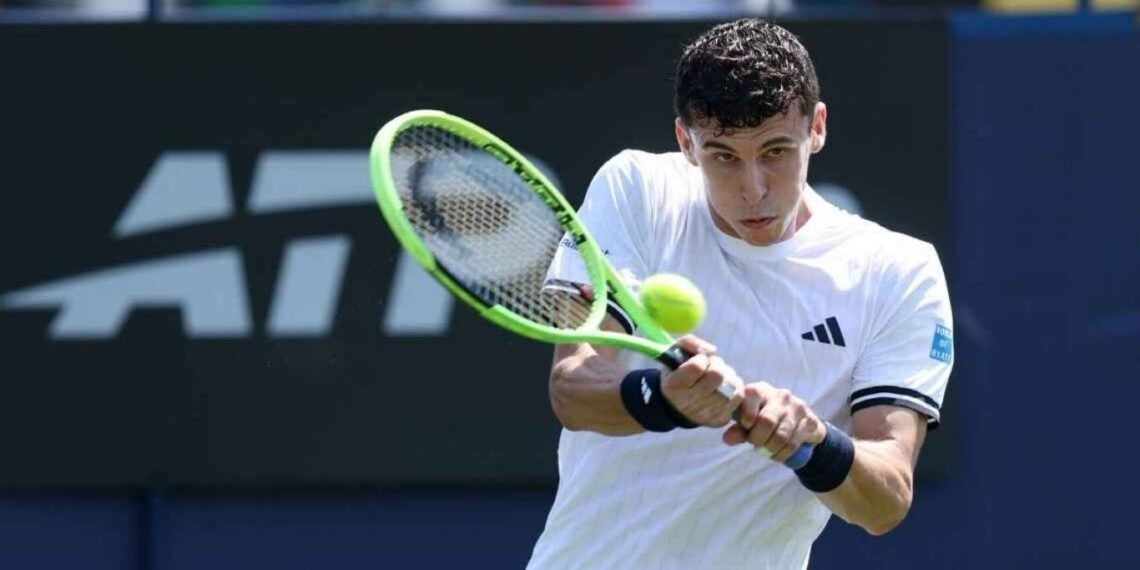 ShowsportCanal's tweet photo. DERROTA Y DESPEDIDA 👋🏻❌️

🎾 Juan Manuel #Cerúndolo 🇦🇷 perdió ante Toby Samuel por 6-3 y 6-4, resultado que lo descalificó del #ATP 250 de Eastbourne 🏆

👇🏼 Repasá los detalles y próximo desafío. 

https://t.co/1spQfCQtmm https://t.co/gr3C3BYvhi
