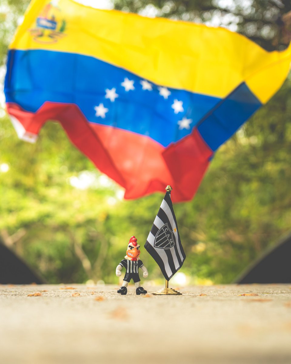 Atletico's tweet photo. O Clube Atlético Mineiro manifesta sua solidariedade ao povo venezuelano neste momento de luto e sofrimento.

Nos unimos em pensamento às famílias das vítimas, aos feridos e a todos que enfrentam as consequências dos terremotos que atingiram o país.

Que cada gesto de apoio leve conforto às famílias afetadas e fortaleça a esperança na reconstrução das comunidades atingidas.

#ForçaVenezuela 🇻🇪🖤🤍