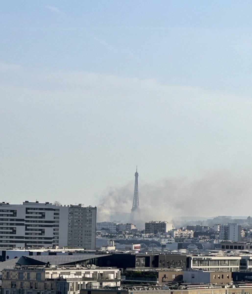 KevinDlst's tweet photo. Il se passe quoi dans le 18e là ?? Ça a l’air de bien brûler, j’espère que tout le monde va bien 
#incendie #paris https://t.co/WGwahYnvfn