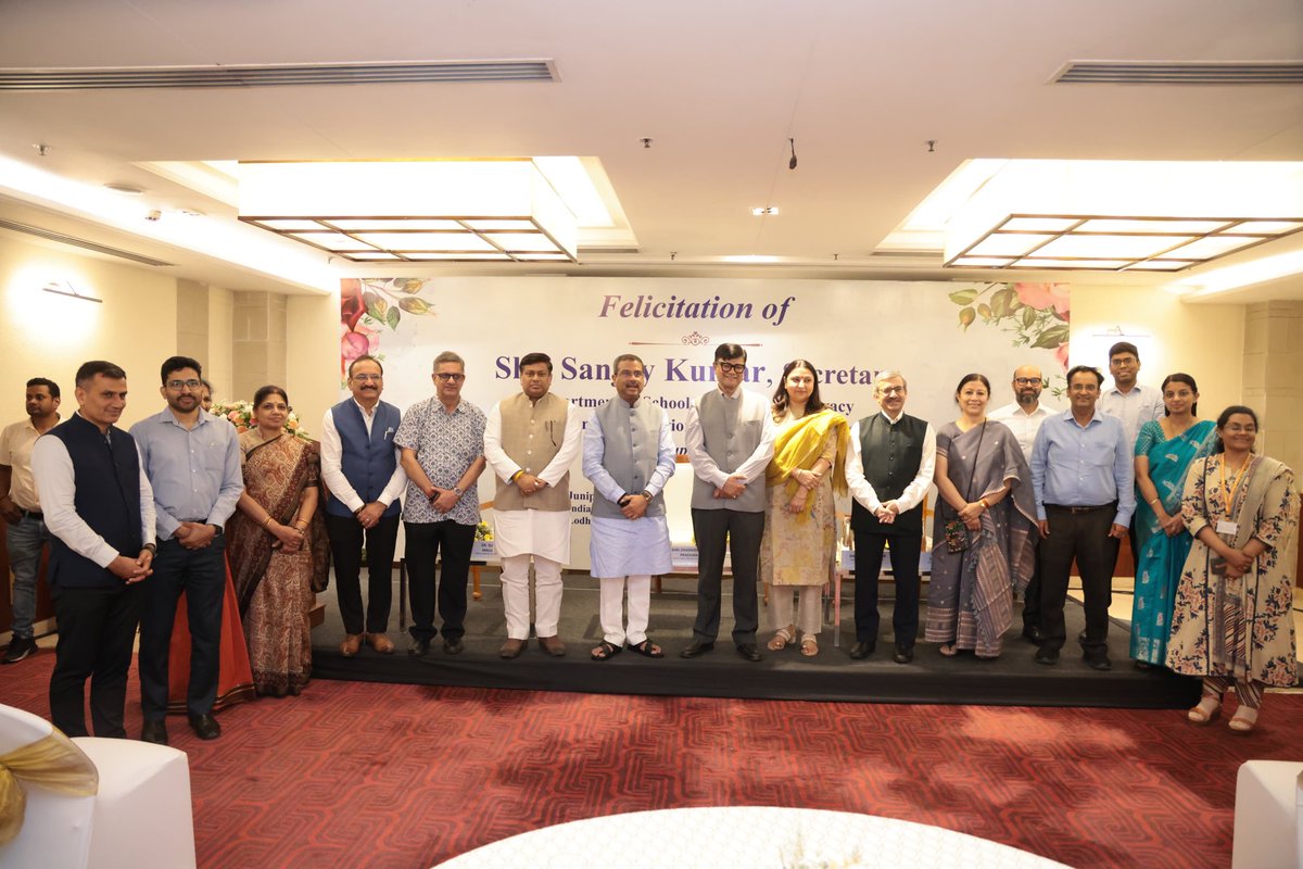DrSukantaBJP's tweet photo. Attended the farewell ceremony in New Delhi today on the occasion of the superannuation of Shri @sanjayjavin Ji, Secretary, Department of School Education & Literacy, Government of India.

Joined Union Education Minister Shri @dpradhanbjp Ji in extending our heartfelt appreciation for Shri Kumar's dedicated service and significant contributions to strengthening the nation's school education system. 

Wishing him good health, happiness, and success in the years ahead. 💐

@EduMinOfIndia