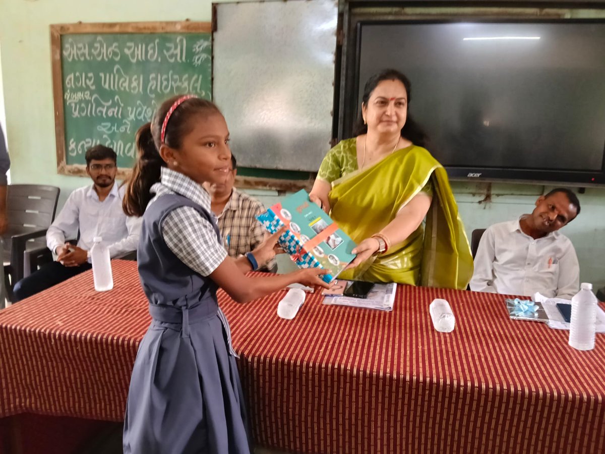 jam_sdm's tweet photo. શાળા પ્રવેશોત્સવ 2026-27 અને કન્યા કેળવણી કાર્યક્રમ , નગરપાલિકા હાઈસ્કૂલ, jambusar
@CMOGuj @CollectorBharch @InfoBharuchgog https://t.co/d1yAJuwXSy