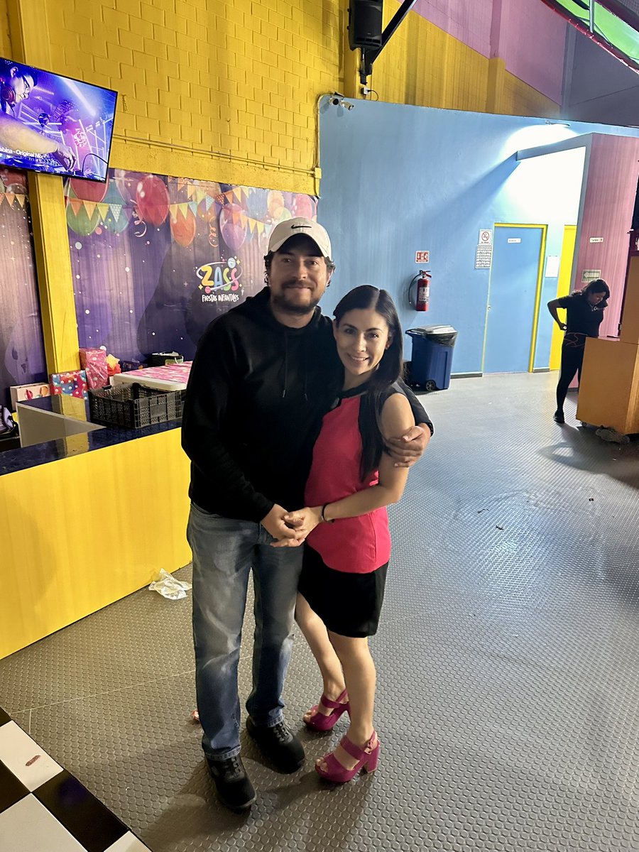 _lesann's tweet photo. Mi bestie! 💓 12 años de novios, casi 10 de casados y 17 años de ser mi mejor amigo. Te amo tantísimo mi goerito bailador. https://t.co/AzXtTRcBCc