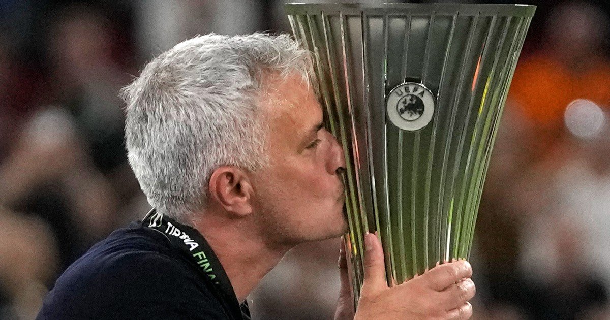 RomaSpace_eu's tweet photo. 🗣️ MOURINHO RICORDA L’ESPERIENZA IN GIALLOROSSO

José Mourinho è tornato a parlare di Roma durante l’intervista al podcast Beast Mode On. Queste le sue parole sull’esperienza giallorossa : “Di trofei ne ho vinti un po’ nel calcio, ma con la Conference League a Roma la città è impazzita. Credo che una Champions League vinta in un’altra città non avrebbe reso allo stesso modo. Roma è una città dove le persone amano molto, molto il proprio club. Una squadra gigante, con una passione incredibile. Era anche la prima stagione della Conference. Non penso nemmeno che in Europa si desse già al trofeo lo stesso valore di adesso, ma quando siamo tornati a Roma abbiamo fatto una parata per la città. Il Colosseo, il Circo Massimo… Lì abbiamo realizzato cosa stavamo dando alla gente. Rispetto all’inizio della mia carriera, quando pensavo ai miei obiettivi, in quel momento ho realizzato quanto fosse importante la gente intorno a me. Quello che abbiamo realizzato a Roma è stato assolutamente incredibile”. Poi il tecnico lusitano ha chiosato con una battuta sulla finale di Europa League : “É la partita che vorrei rigiocare, ma con un altro arbitro, non con Anthony Taylor”.

#RomaSpace I #ASRoma