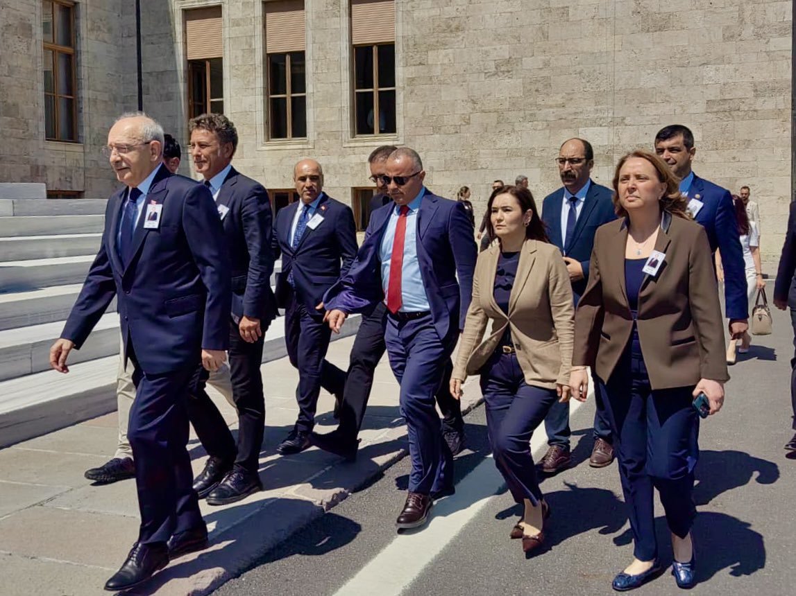 zoti38's tweet photo. Bir de tembih etmişler ki hızlı yürü ki Adam bak halen taş gibi desinler diye puhaha 
Sınava mı geç kaldın nereye kaçıyon la https://t.co/3df9mDBivm