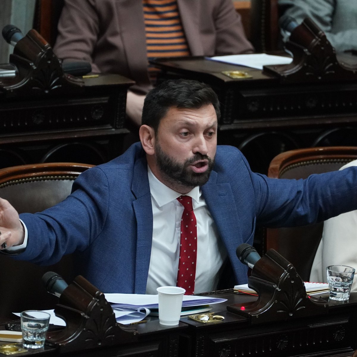 clarincom's tweet photo. JULIANO: "LADRAN PARA LA TRIBUNA PERO ARREGLAN POR ATRÁS"

Después del fracaso de la sesión en el Senado por falta de quórum, el diputado radical de Provincias Unidas acusó al peronismo de proteger a Manuel Adorni.

Testimonio de Pablo Juliano en X

"Ladran para la tribuna, pero arreglan por atrás. El peronismo armó el show para censurar a Adorni y hoy le vaciaron el Senado para salvarlo. El tacticaje miserable de siempre".

"De golpe todos lo cuidan en el Gabinete. Ni que estuviéramos hablando de Winston Churchill...".

(+) en Clarín: https://t.co/zWHzI6eVjZ
