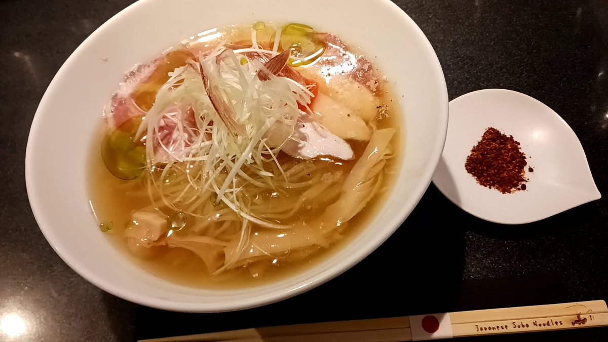2kemenking's tweet photo. Japanese Soba Noodles 蔦
　　　　　　　　　　@代々木上原
・ARGENTO 冷製煮干し塩Soba
・裏蔦 青唐辛子のオイルver.

蔦さんらしい複雑かつ奥深い味わいの冷製煮干し。青唐辛子のオイルver. は青唐辛子の香りと辛さがとてもよく合う。この青唐辛子の発想にただ感嘆。とても美味しかったです。 https://t.co/A3sAORvGTp