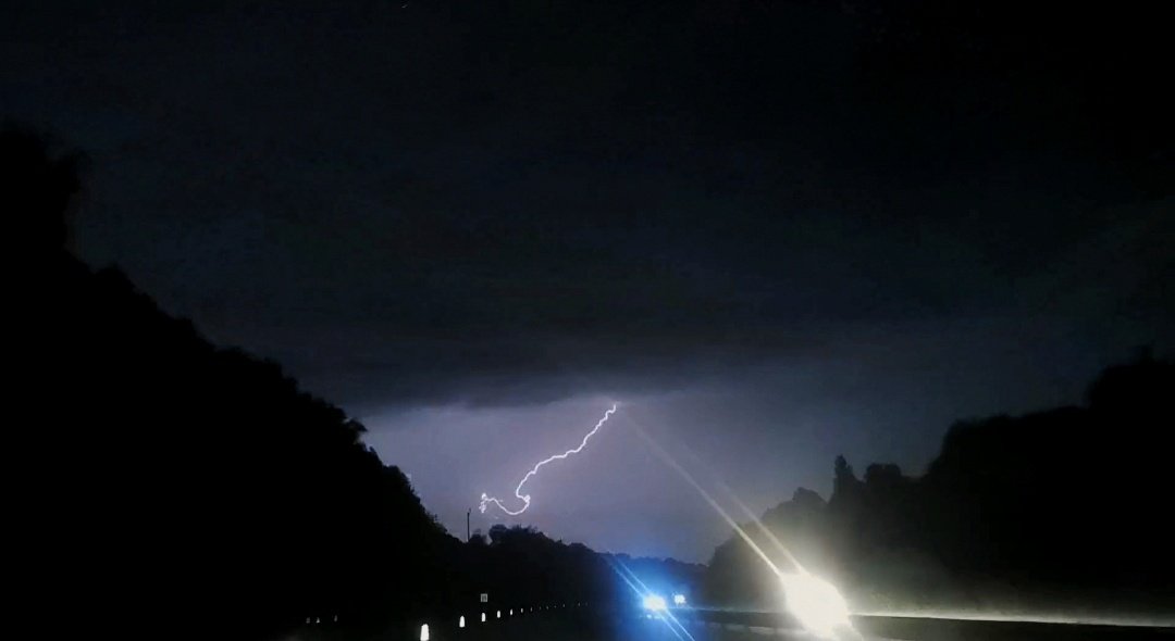 Jacksweatherch1's tweet photo. Night time storms, 😍
More expected tonight
Photos from Kent https://t.co/mmyfiqlCGd
