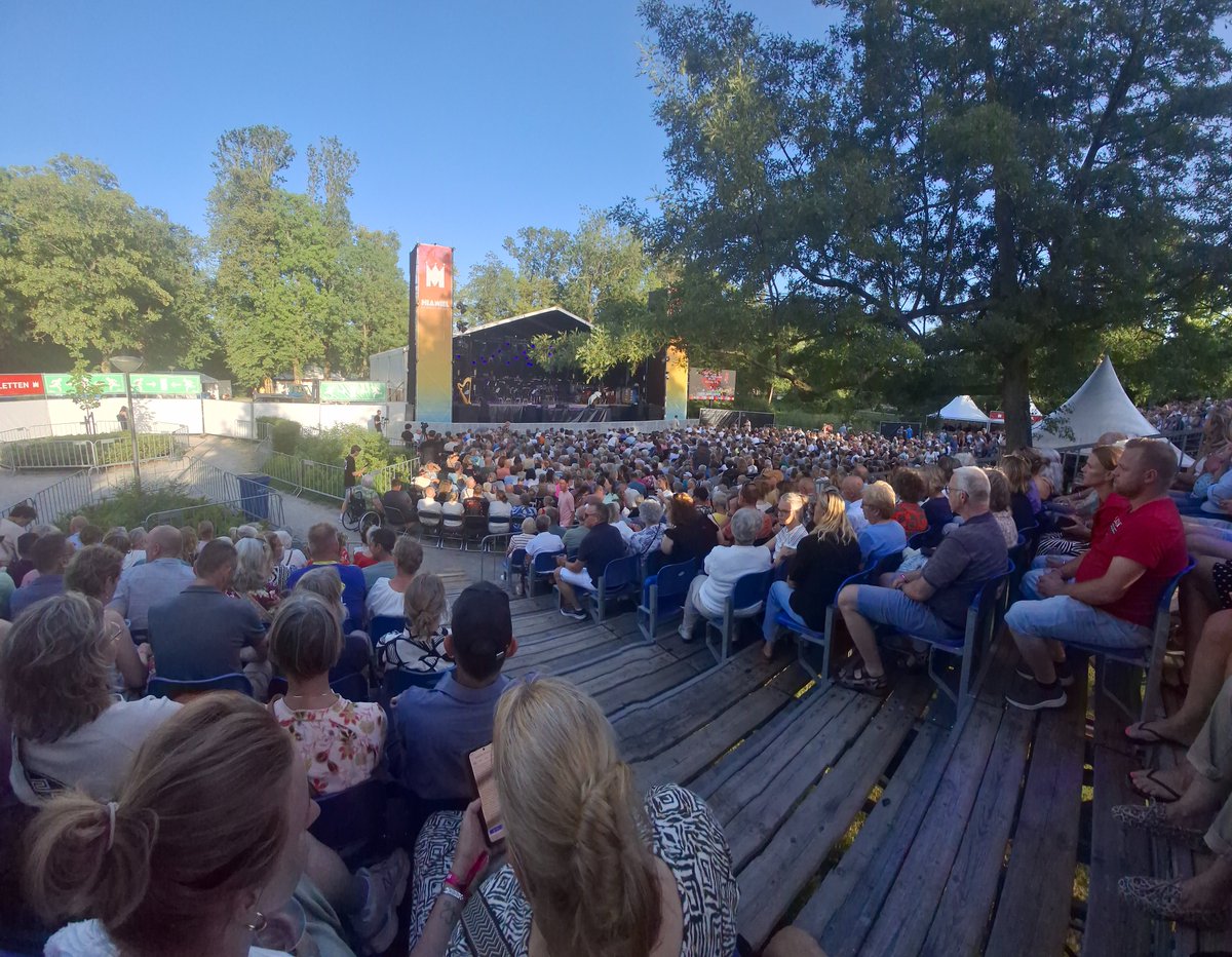 TVBolsward's tweet photo. Veel belangstelling voor Stef Bos en het Noord Nederlands Orkest in het Julianapark in #Bolsward. #Heamiel https://t.co/hUNGIJiARa