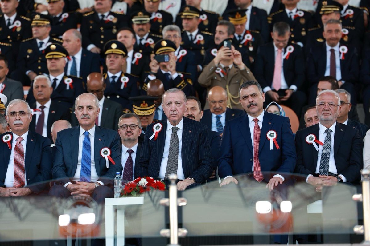 burhanduran's tweet photo. Cumhurbaşkanımız Sayın Recep Tayyip Erdoğan, Polis Akademisi Mezuniyet Töreni’nde yaptığı konuşmada Türk Polis Teşkilatının milletimizin güveni ve desteğiyle görevini kararlılıkla sürdürdüğünü ifade etti.

Cumhurbaşkanımız, polislik mesleğinin yalnızca bir görev değil, aynı zamanda millete hizmet etme şuuru gerektirdiğini belirtti. Ülkemizin huzuru, güvenliği ve kamu düzeninin korunması için gece gündüz fedakârca görev yapan emniyet mensuplarının, vatandaşların en zor anlarında yanında olduğunu söyledi. Sayın Cumhurbaşkanımız, hukuku, adaleti ve vicdanı esas alan bir anlayışla görev yapan polislerin milletimizin gönlünde her zaman müstesna bir yere sahip olduğunu dile getirdi.

Emniyet Teşkilatının daha güçlü imkânlara kavuşması ve personelin çalışma şartlarının iyileştirilmesi amacıyla önemli adımlar attıklarını ifade eden Cumhurbaşkanımız, hayata geçirilen düzenlemelerle teşkilatın kurumsal yapısının daha da güçlendirildiğini belirtti.