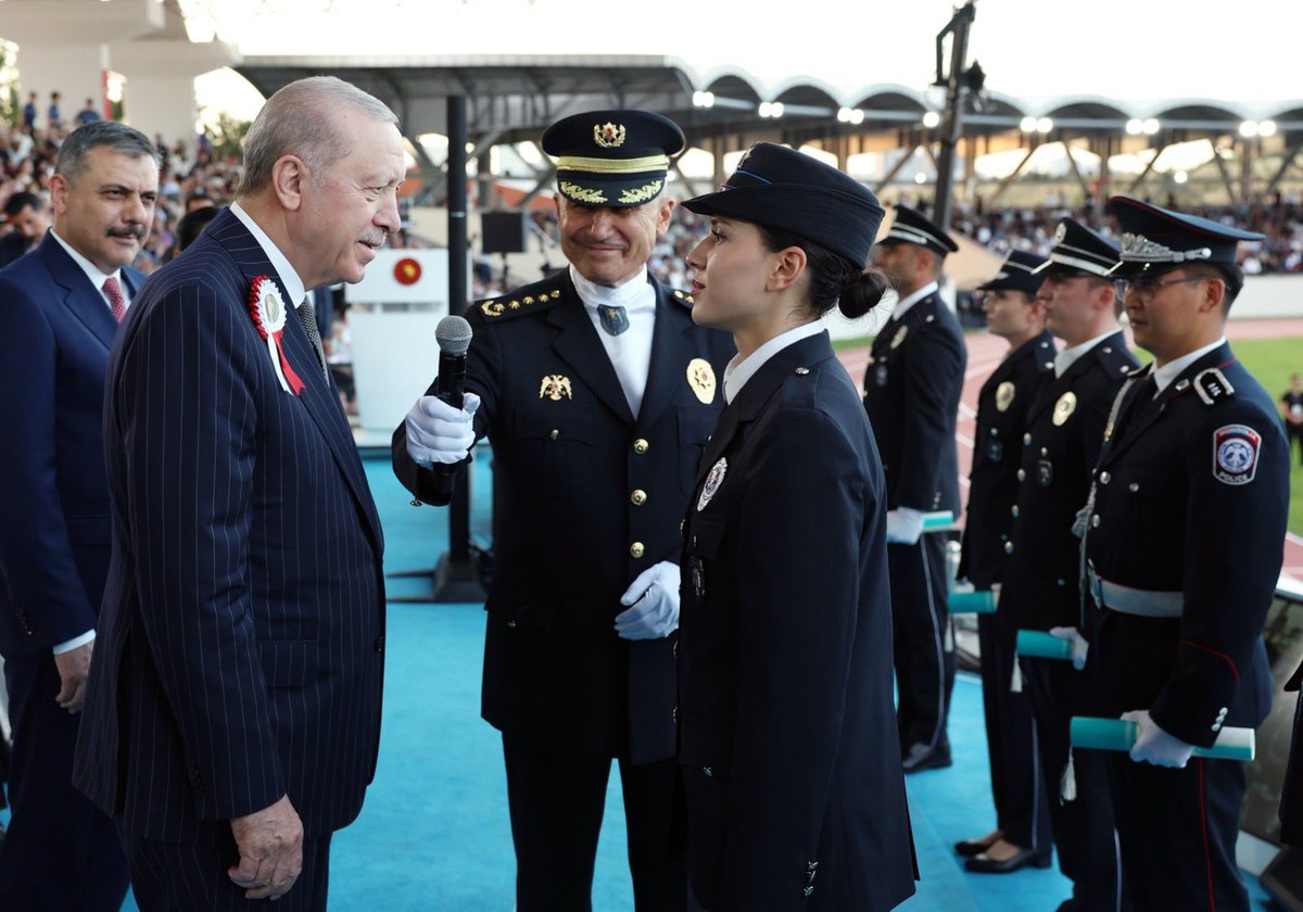 burhanduran's tweet photo. Cumhurbaşkanımız Sayın Recep Tayyip Erdoğan, Polis Akademisi Mezuniyet Töreni’nde yaptığı konuşmada Türk Polis Teşkilatının milletimizin güveni ve desteğiyle görevini kararlılıkla sürdürdüğünü ifade etti.

Cumhurbaşkanımız, polislik mesleğinin yalnızca bir görev değil, aynı zamanda millete hizmet etme şuuru gerektirdiğini belirtti. Ülkemizin huzuru, güvenliği ve kamu düzeninin korunması için gece gündüz fedakârca görev yapan emniyet mensuplarının, vatandaşların en zor anlarında yanında olduğunu söyledi. Sayın Cumhurbaşkanımız, hukuku, adaleti ve vicdanı esas alan bir anlayışla görev yapan polislerin milletimizin gönlünde her zaman müstesna bir yere sahip olduğunu dile getirdi.

Emniyet Teşkilatının daha güçlü imkânlara kavuşması ve personelin çalışma şartlarının iyileştirilmesi amacıyla önemli adımlar attıklarını ifade eden Cumhurbaşkanımız, hayata geçirilen düzenlemelerle teşkilatın kurumsal yapısının daha da güçlendirildiğini belirtti.