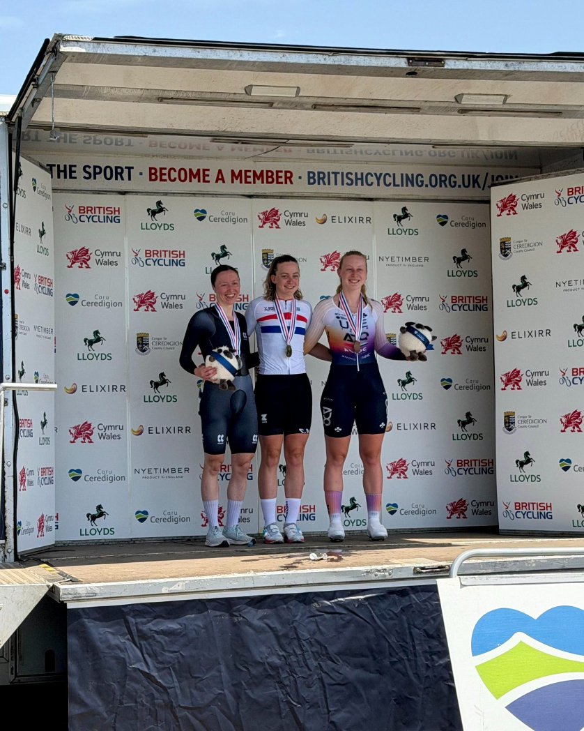 joan_zamora_00's tweet photo. 🇬🇧@Backstedt_Zoe arrasa en el recorrido de 26 km en los nacionales de @BritishCycling.
🏆Con una marca de 32:45 logrando la victoria por 20 segundos sobre Morris. Nunca realmente en duda.
#CyclingWomen #Cyclisme #Deportes #UCIWT https://t.co/A3GotGMRLu