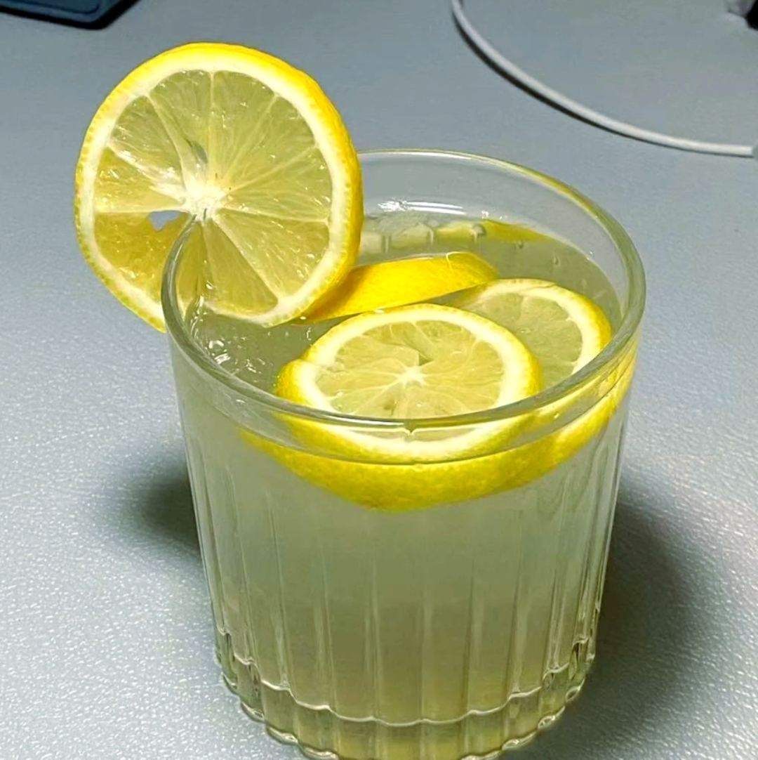 cjh2001x's tweet photo. Whip up a quick iced lemon honey tea in 5 mins! Squeeze 1 lemon, add 2 tsp honey, top with cold water + ice. Perfect refreshing pick-me-up for warm days! https://t.co/wu2XBpzutx