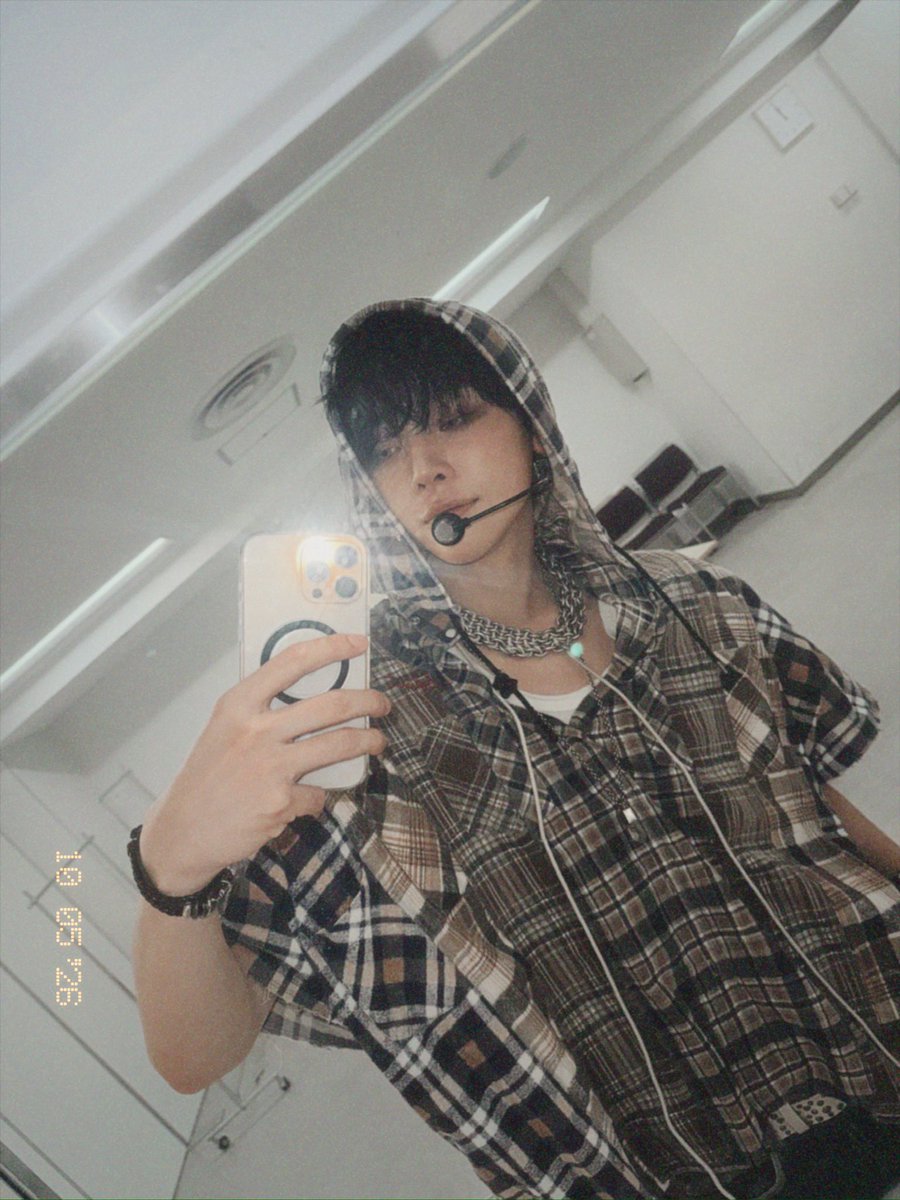 swtpttbun's tweet photo. okay fine a serious one ft glasses

#LUNÉselcaday #andteam_nicholas https://t.co/ESXHWOK5Ci