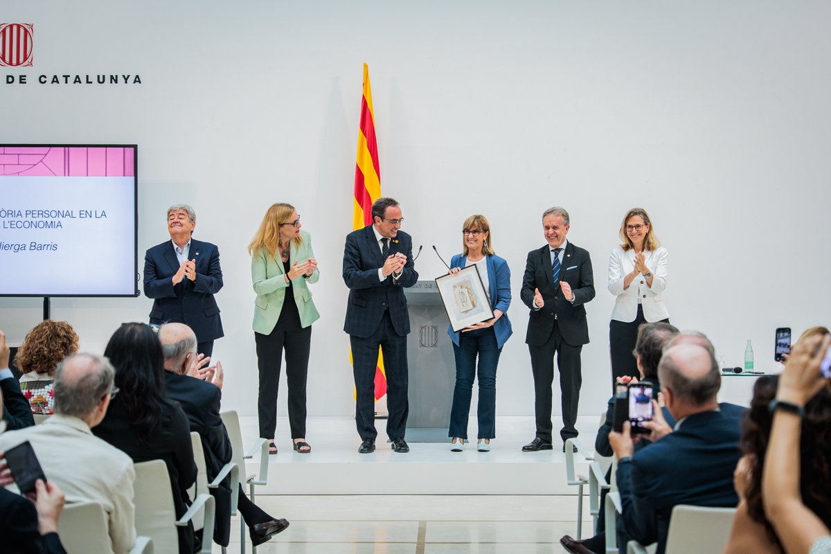 parlamentcat's tweet photo. El Parlament acull l'acte de commemoració del 40è aniversari de la 'Revista Econòmica de Catalunya' i de lliurament dels Premis Joan Sardà Dexeus 2026. La periodista @GemmaNierga ha rebut el premi a la trajectòria en la difusió de l'economia. 
 🔗https://t.co/mbPB5ynaus https://t.co/FZkRvd1n2w