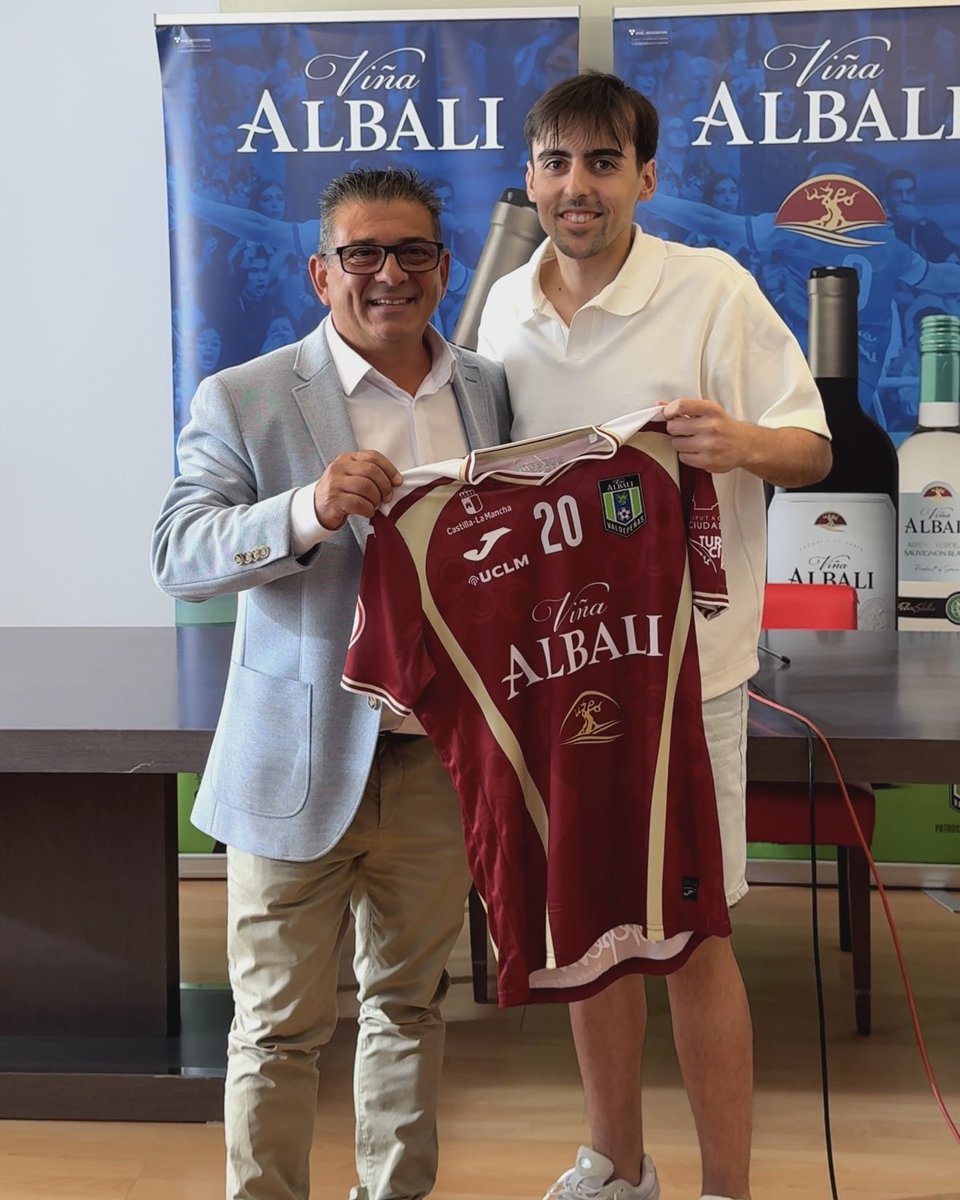 VinaAlbaliFS's tweet photo. 👕👀 Carlos Bartolomé ya posa con la camiseta del Viña Albali Valdepeñas.

#ViñaAlbaliValdepeñas https://t.co/PaBddFZPJ1