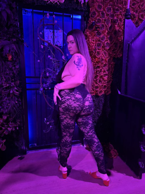 ASH LAUREN 💋 NYC 📍 - 1 pic. 🖤 https://t.co/TGzSy7cURH