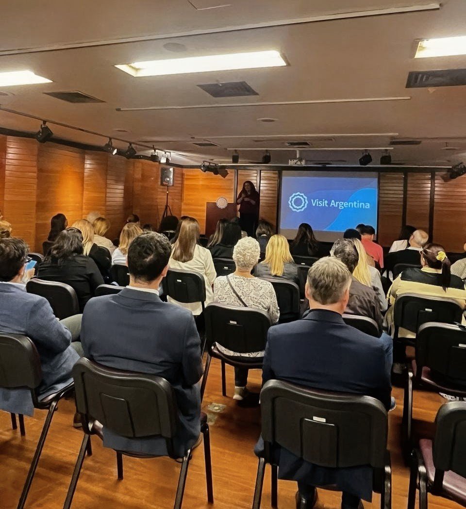 FAEVYT's tweet photo. 🇦🇷🇧🇷 La agenda de promoción de Argentina en Brasil continúa.

➡️ Junto a INPROTUR, CAT y representantes del sector privado, participamos en Río de Janeiro de una capacitación que reunió a más de 50 operadores turísticos, fortaleciendo la comercialización de nuestros destinos https://t.co/L8rteRZlB4