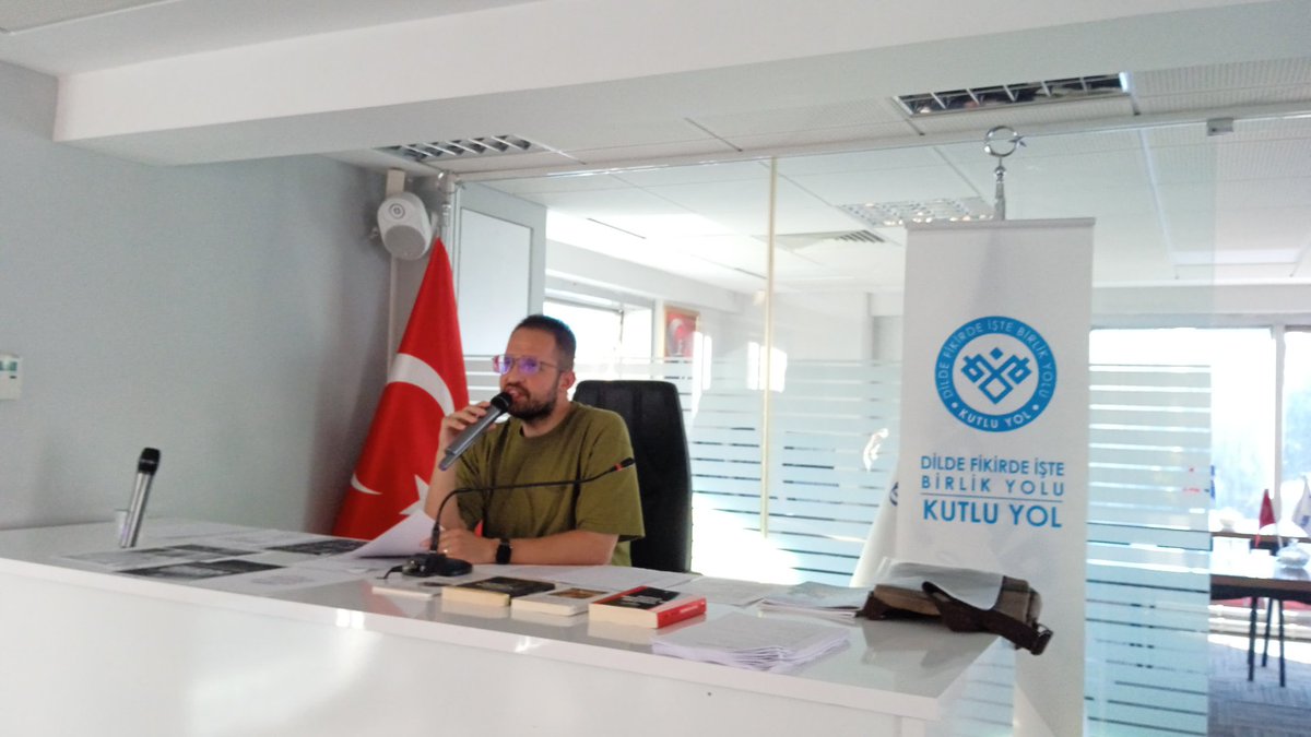 KaanEminoglu's tweet photo. Dilde, İşte, Fikirde Birlik (Kutlu Yol) Derneğinde Türkçenin Kurtuluş Savaşı başlıklı bir söyleşi yaptık. Türkçenin tarihsel yolculuğundan Dil Devrimi'ne uzanan süreci irdelediğimiz söyleşiye katılan ve söyleşinin gerçekleşmesi için emek veren herkese teşekkür ediyorum. https://t.co/H6wDYB33Oy