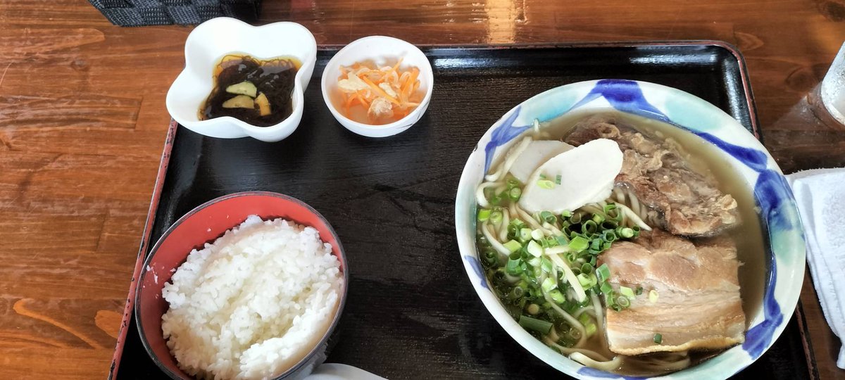 hiro67401286's tweet photo. 那覇市にある「楚辺（そべ）そば」待ちになるほどかなり人気で初めて食べたソーキと三枚肉が乗った沖縄そば。なんでこんなに人気なのか知らない程味は普通でした😊 https://t.co/D0jeeikLwk