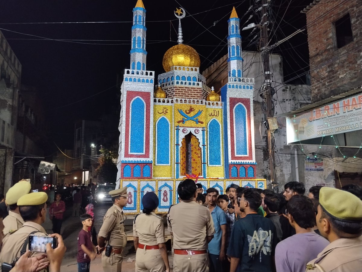 mohammadwaris_'s tweet photo. एटा-मोहर्रम के त्यौहार को लेकर पुलिस प्रशासन पूरी तरह अलर्ट एसएसपी डा इलामारन जि.खुद पहुंचे शहर के सबसे बड़े ताजिए रेवाड़ी मोहल्ला बजरिया सहित मारहरा गेट में संबंधित को दिए आवश्यक दिशा निर्देश, @DRElamaranIPS @Etahpolice @DM_Etah @rangealigarh @adgzoneagra @dgpup @Uppolice https://t.co/uwuLn2iBw6