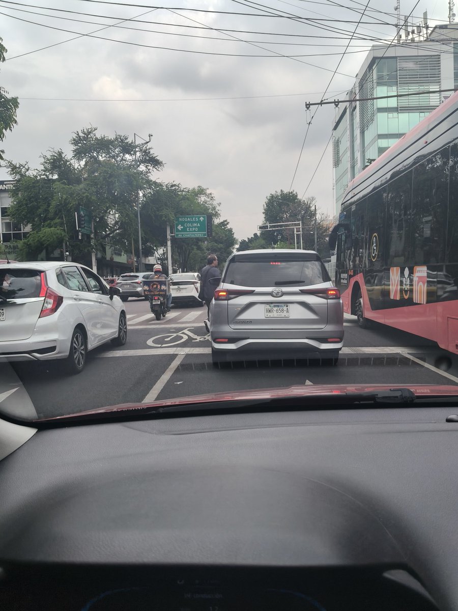yolih17's tweet photo. @AgenciaAMIM @JaliscoVial @zona3noticias Urge ayuda de policía tránsito. Vallarta y Chapultepec, es un caos pasar, muchos semáforos por Vallarta no sirven. https://t.co/sk33YeCyHM