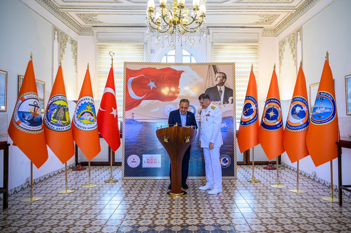 ahusta07's tweet photo. Bugün beraberimde Yalova Garnizon Komutanımız Tuğamiral Sayın Mehmet Tahir Göncüoğlu, İl Jandarma Komutanımız Jandarma Albay Sayın Ercan Altın ve Sahil Güvenlik Güney Marmara Grup Komutanımız Yarbay Sayın Erdal Kıreker ile birlikte Sahil Güvenlik Marmara ve Boğazlar Bölge Komutanımız Tümamiral Sayın Serkan Tezel Paşamızı ziyaret ettik.

İlgisi ve sıcak ev sahipliği için kendisine teşekkür ediyorum.