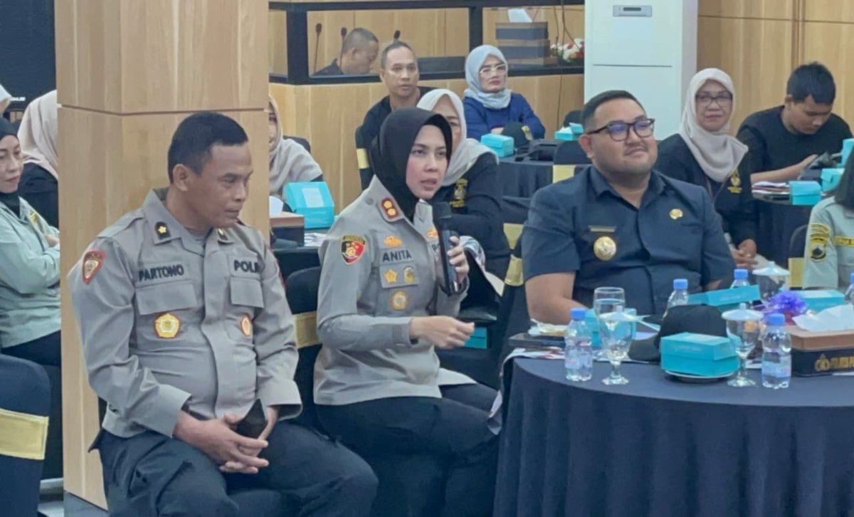 Humas_ResPBG's tweet photo. Kapolres Purbalingga Gelar Silaturahmi Kamtibmas dengan Keluarga Besar Putra Putri Polri https://t.co/YQAOoiuysj