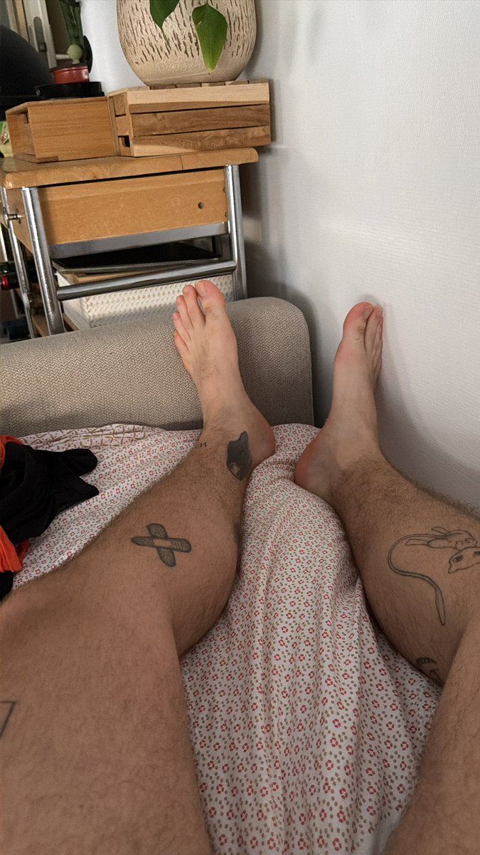 masterDmf's tweet photo. Il fait tellement chaud qu’il me faudrait une pute pour me faire de l’air, une pour me sucer et pour me masser les pieds🔥 https://t.co/YHSv7w1qWu