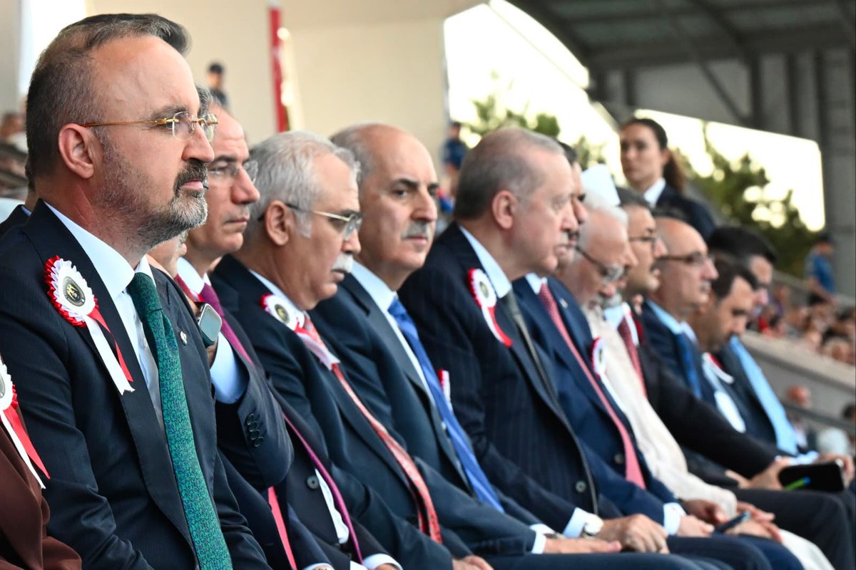 turanbulent's tweet photo. 181 yıldır parlayan o yıldız, artık yeni sahiplerine emanet.

Sayın Cumhurbaşkanımız @RTErdogan'ın teşrifleriyle gerçekleştirilen "#PolisAkademisi Mezuniyet Töreni"'nde, 13.610 genç polisimizin ve ailelerinin heyecanına şahitlik ettik.

Artık sokaklarımız, şehirlerimiz sizlere emanet. Rabbim muvaffak ve muhafaza eylesin.

@TC_icisleri
@EmniyetGM
@paedutr