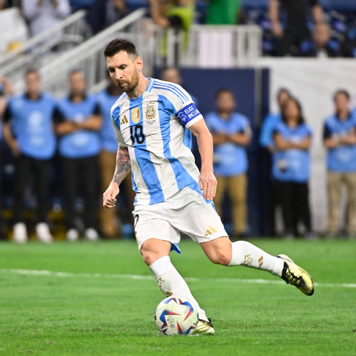 Lavozgalactica's tweet photo. Se han necesitado 43 partidos en este Mundial para pitar 5 penaltis. 

Casualmente a Argentina le regalaron 5 penaltis en 7 partidos en el Mundial de Qatar de 2022.

Cada día más claro que fue robado. https://t.co/Ic4QAZfHLZ