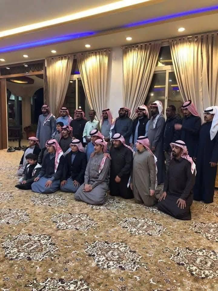WorldWAdab's tweet photo. عامل هندي أمضى 35 عامًا في العمل مع أسرة من المملكة العربية السعودية بإخلاص وتفانٍ. وعندما حان وقت عودته إلى وطنه، كرّمت الأسرة وفاءه بطريقة لافتة. فإلى جانب مستحقاته المالية المعتادة، منحته هدية قدرها 10,000 ريال سعودي، وأعلنت تخصيص معاش تقاعدي مدى الحياة له.

كما أقامت له حفل وداع مؤثر، التقط خلاله أفراد الأسرة والأطفال صورًا تذكارية معه، واحتضنوه بحرارة قبل مغادرته.