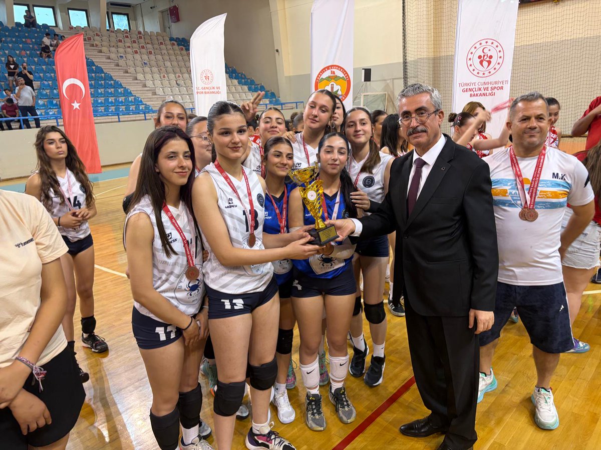 alibedrettin's tweet photo. 2025–2026 Adana Voleybol Sezonu’nda Yıldızlar Kategorisi’nde mücadele eden 28 takım arasından büyük bir başarı göstererek Adana üçüncüsü olan Karataş Belediye Spor Kız Voleybol Takımımızı yürekten tebrik ediyorum.
Sezon boyunca sergiledikleri azim, disiplin ve takım ruhuyla ilçemizi gururlandıran sporcularımızı, antrenörlerimizi ve emeği geçen tüm kulüp yöneticilerimizi kutluyor; başarılarının artarak devam etmesini diliyorum.
Karataş’ımızın genç sporcularının elde ettiği bu değerli derece, gelecekte kazanılacak daha büyük başarıların da habercisidir. Sporcularımızla gurur duyuyor, kendilerini bir kez daha tebrik ediyorum.
#KarataşBelediyeSpor #Karataş #Adana #Voleybol #AdanaVoleybol #YıldızlarKategorisi #GençlikVeSpor #TakımRuhu #SporunGücü #Başarı #AdanaÜçüncüsü #GururDuyuyoruz #KarataşınGururu #GençSporcular #SporaDestek