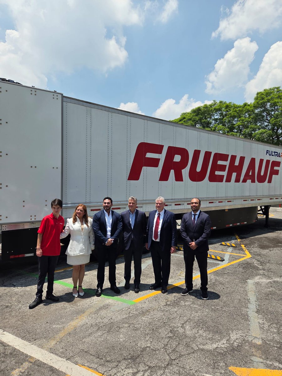 GrupoT21's tweet photo. #CoberturaT21
En el marco de la presentación de la caja 3.0 y la plataforma 2.0 de Fruehauf, se realizó la entrega simbólica de las cajas a diversos clientes de la marca como #Zinergia #TUMSA #TMS #EnTrega https://t.co/bZ1VQ4YqnK