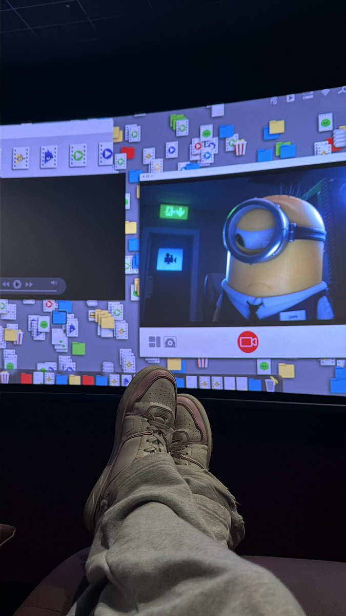 Ashpuppiii's tweet photo. At the movies guys :3 https://t.co/rgKSTz6mdU