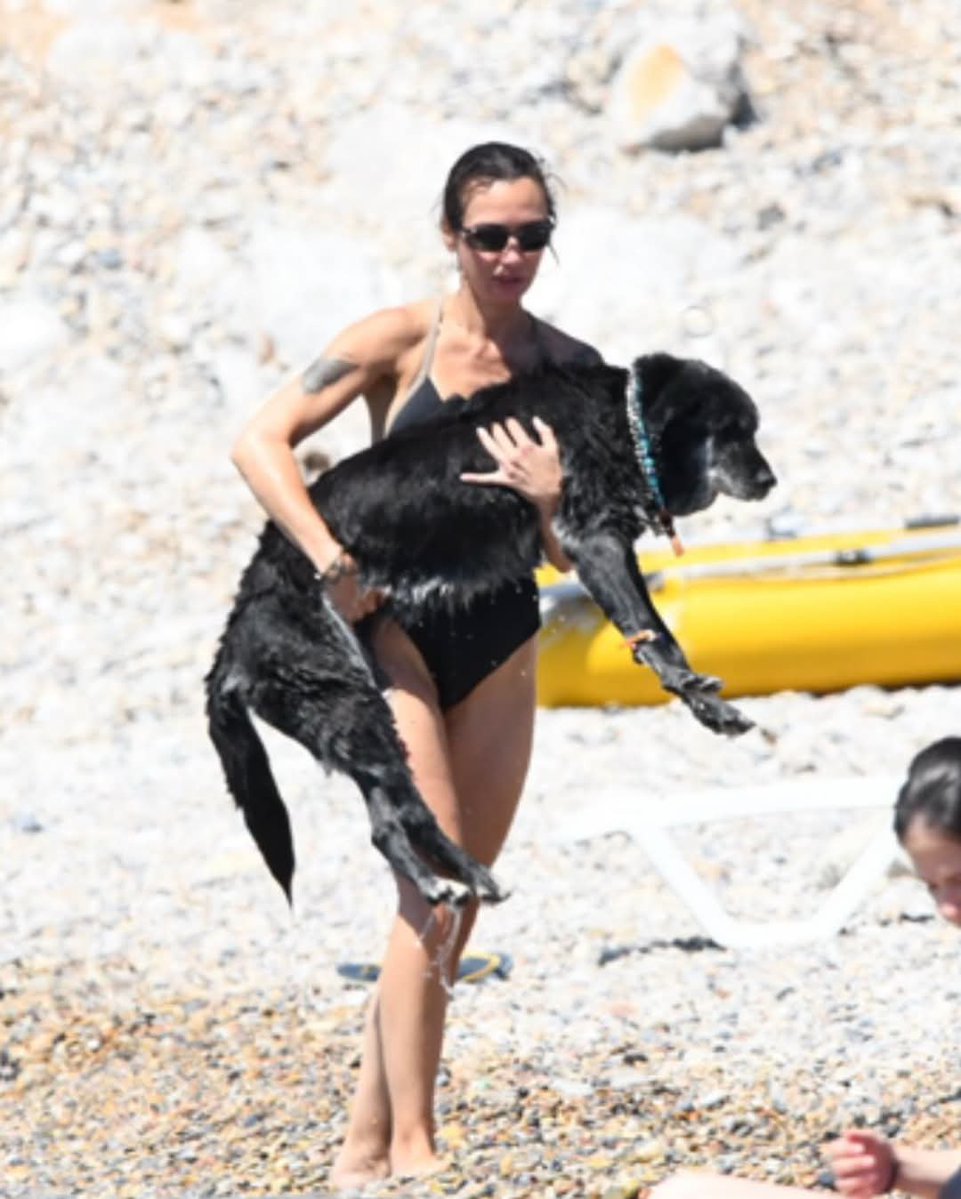 magazin_press's tweet photo. Birce Akalay, Yalıçiftlik’te görüntülendi.

Köpekleriyle deniz keyfi yapan oyuncunun bu halleri objektiflere böyle yansıdı. (Gazete Magazin-Umut Ünver)

#birceakalay #yalıçiftlik #magazin #sondakika #magazinhaberleri https://t.co/zIdLgOskdP